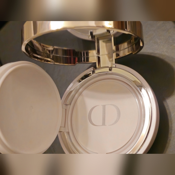 Sealed-Dior Capture Dreamskin Cushion Foundation - Medium Color30 NWOB $90Retail - Picture 7 of 9